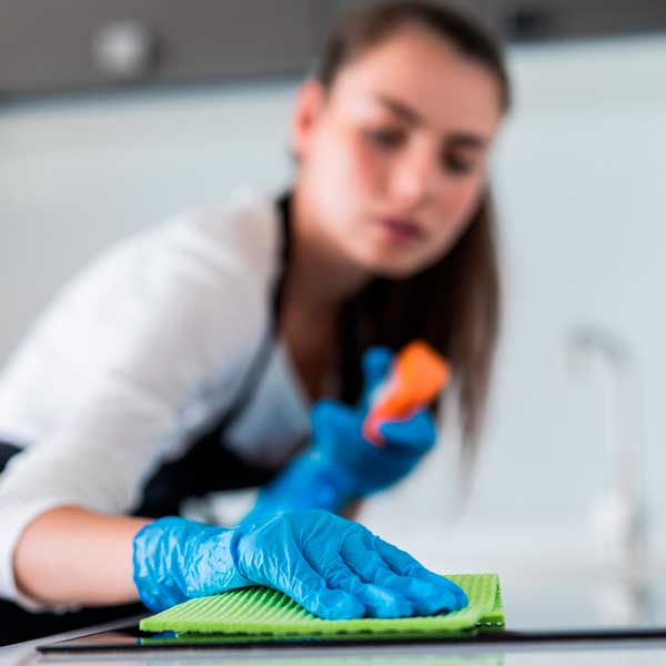mujer-limpiando-con-desinfectante